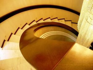 íves, hajlított fa korlát, kapaszkodó, ívelt lécső