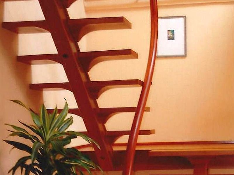 hajlított lépcsők, ívelt fa kapaszkodók, hajlított fakorlátok